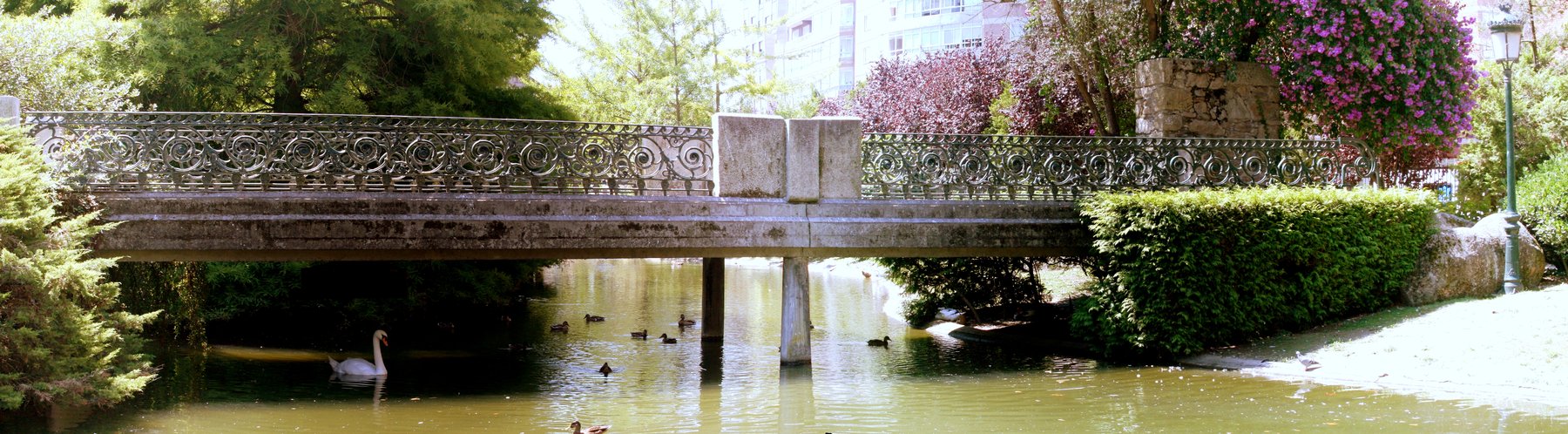 Puente sobre el río Lagares en el Parque de Castrelos, Vigo