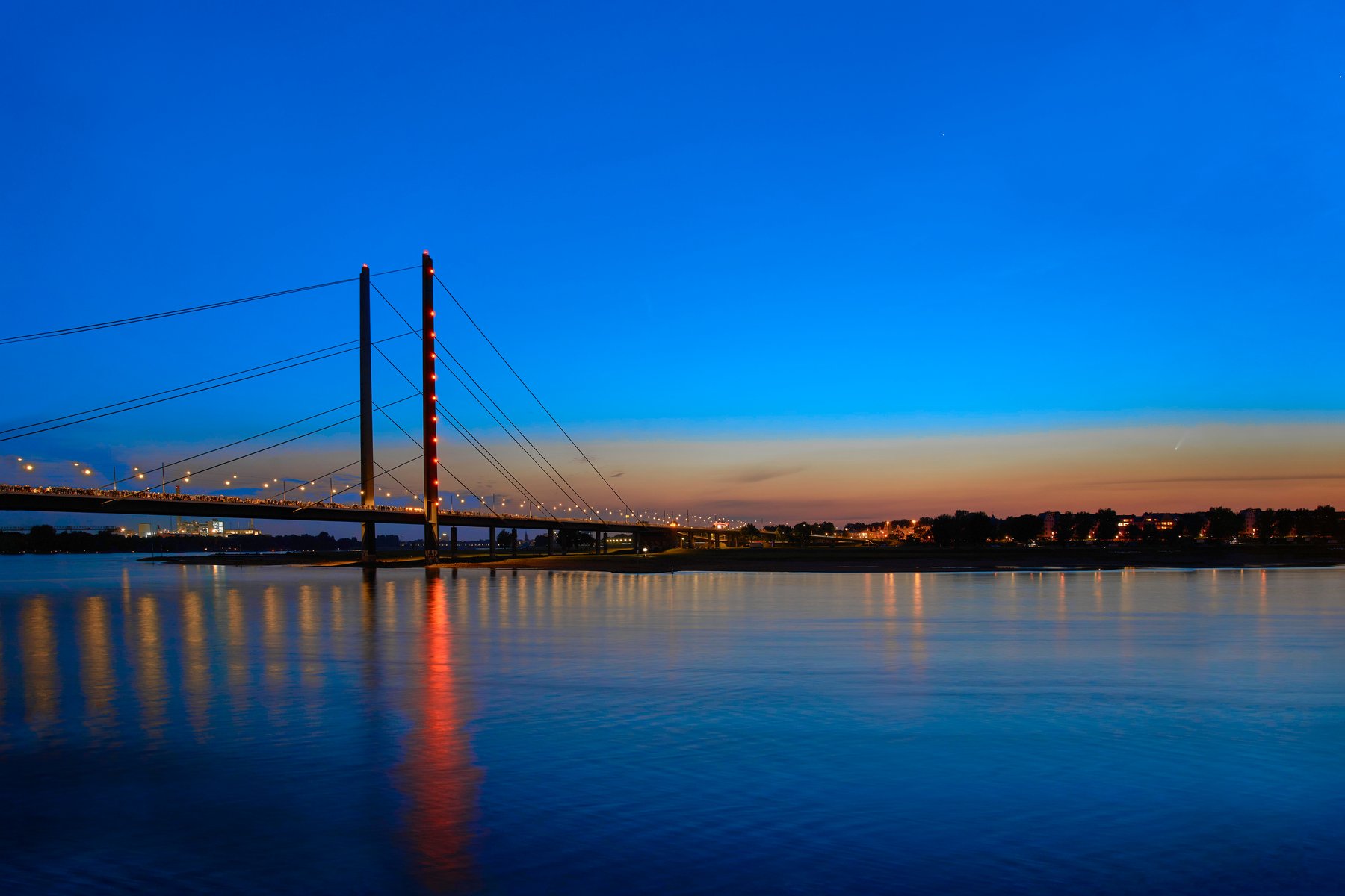 Rheinkniebrücke über den Rhein in Düsseldorf