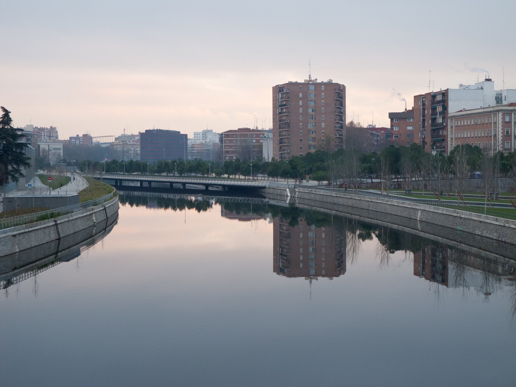 Río Manzanares desde el puente de Segovia en Madrid
