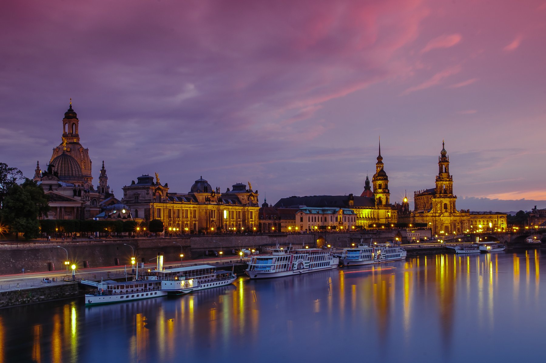 Elbe mit Dresdner Altstadt-Skyline